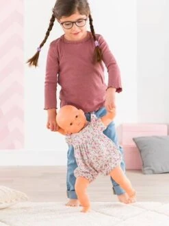 Poupée Bébé Chéri Jardin En Fleurs - COROLLE Rose Jardin - Corolle 7 Poupée Bébé Chéri Jardin En Fleurs - COROLLE Rose Jardin - Corolle -Mon Petit Monde Soldes poupee bebe cheri jardin en fleurs corolle 2